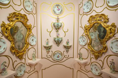 Moskova, Rusya - 8 Ağustos 2020: Tarihi Kuskovo müzesinin mimari topluluğunun iç mimarisi