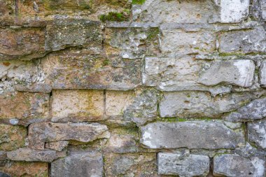 Ön cephe tuğlaları ve çimentodan yapılmış eski bir duvarın kabartmalı yüzeyi.