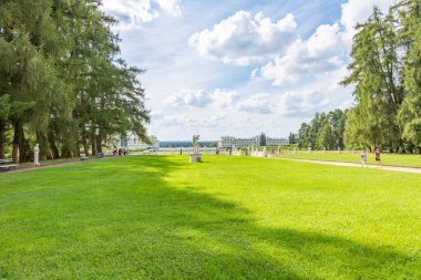 Krasnogorsk, Rusya - 23 Ağustos 2020: Tarihi müze-Arkhangelskoye mimari topluluğunun bir parçası. 18. yüzyıl mimarisi ve park peyzajının güzel bir örneği.
