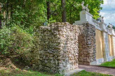 Krasnogorsk, Rusya - 23 Ağustos 2020: Tarihi müze-Arkhangelskoye mimari topluluğunun bir parçası. 18. yüzyıl mimarisi ve park peyzajının güzel bir örneği.