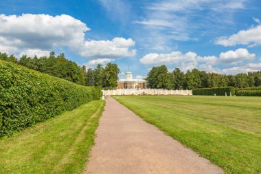 Krasnogorsk, Rusya - 23 Ağustos 2020: Tarihi müze-Arkhangelskoye mimari topluluğunun bir parçası. 18. yüzyıl mimarisi ve park peyzajının güzel bir örneği.