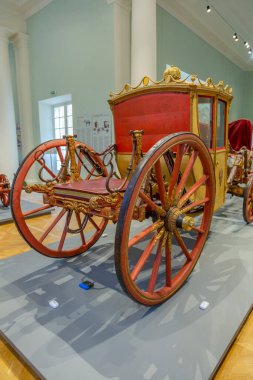 Krasnogorsk, Rusya - 23 Ağustos 2020: Müze-Arkhangelskoye malikanesinde 18. yüzyıla ait eski arabaların sergilenmesi