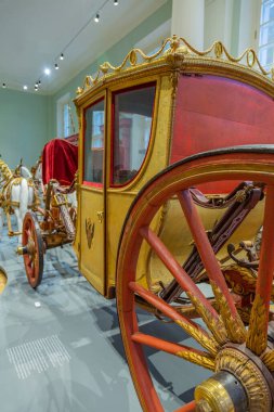 Krasnogorsk, Rusya - 23 Ağustos 2020: Müze-Arkhangelskoye malikanesinde 18. yüzyıla ait eski arabaların sergilenmesi