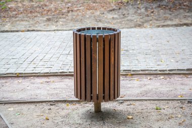 Şehir parkındaki küçük çöp tenekesi.