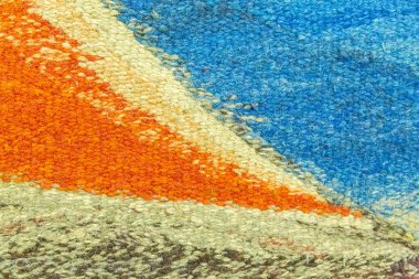 Soyut desenli öbekli doğal yün halı.