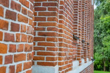 Ön cephe tuğlaları ve çimentodan yapılmış eski bir duvarın kabartmalı yüzeyi.