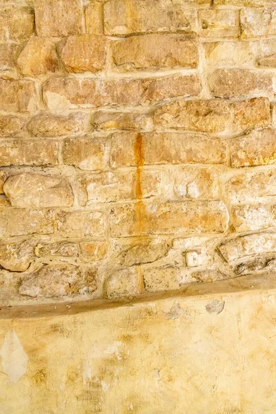 Ανάγλυφη Ανάγλυφη Επιφάνεια Παλαιού Τοίχου Από Τούβλα Πρόσοψης Και Τσιμέντο — Φωτογραφία Αρχείου