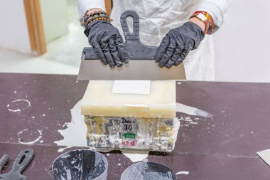 Moskova, Rusya - 07 Eylül 2020: Dikart alçıtaşı döküm fabrikasının endüstriyel atölyesinde