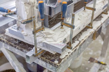 Moskova, Rusya - 07 Eylül 2020: Dikart alçıtaşı döküm fabrikasının endüstriyel atölyesinde