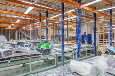 Moskova, Rusya - 07 Eylül 2020: Dikart alçıtaşı döküm fabrikasının endüstriyel atölyesinde