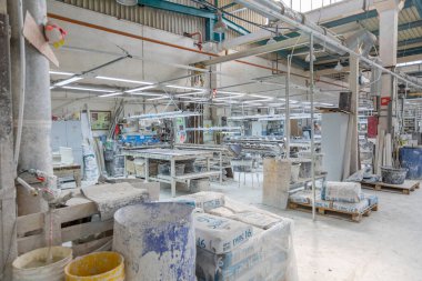 Moskova, Rusya - 07 Eylül 2020: Dikart alçıtaşı döküm fabrikasının endüstriyel atölyesinde