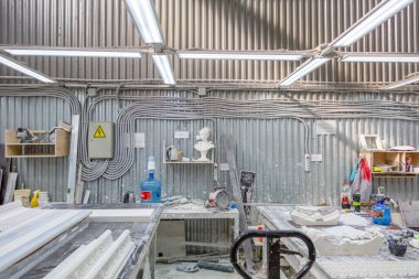 Moskova, Rusya - 07 Eylül 2020: Dikart alçıtaşı döküm fabrikasının endüstriyel atölyesinde