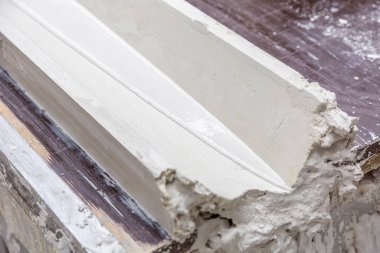 Moskova, Rusya - 07 Eylül 2020: Dikart alçıtaşı döküm fabrikasının endüstriyel atölyesinde