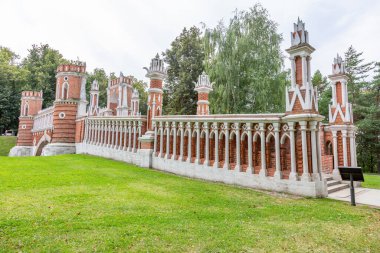 Moskova, Rusya - 5 Eylül 2020: Tarihi müze-malikane Çariçesi mimari topluluğunun bir parçası. 18. yüzyıl mimarisi ve park peyzajının güzel bir örneği.