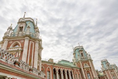 Moskova, Rusya - 5 Eylül 2020: Tarihi müze-malikane Çariçesi mimari topluluğunun bir parçası. 18. yüzyıl mimarisi ve park peyzajının güzel bir örneği.