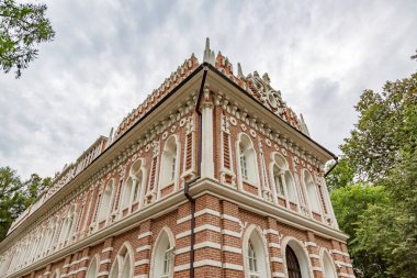 Moskova, Rusya - 5 Eylül 2020: Tarihi müze-malikane Çariçesi mimari topluluğunun bir parçası. 18. yüzyıl mimarisi ve park peyzajının güzel bir örneği.