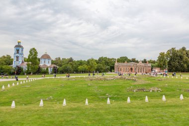 Moskova, Rusya - 5 Eylül 2020: Tarihi müze-malikane Çariçesi mimari topluluğunun bir parçası. 18. yüzyıl mimarisi ve park peyzajının güzel bir örneği.