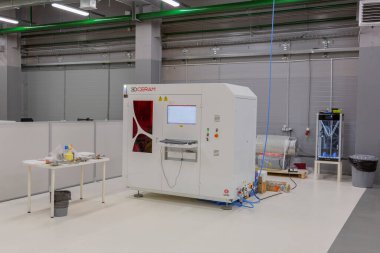 Moskova, Rusya - 9 Eylül 2020: Programlanabilir 3D baskı için özel profesyonel ekipman. SIU Sistem Fabrikasının Endüstriyel Atölyesi