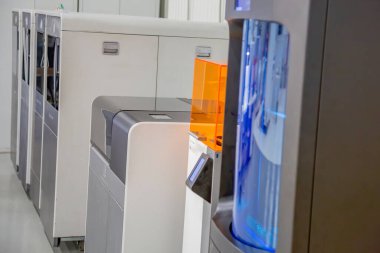 Moskova, Rusya - 9 Eylül 2020: Programlanabilir 3D baskı için özel profesyonel ekipman. SIU Sistem Fabrikasının Endüstriyel Atölyesi