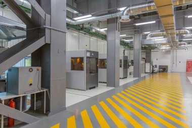 Moskova, Rusya - 9 Eylül 2020: Programlanabilir 3D baskı için özel profesyonel ekipman. SIU Sistem Fabrikasının Endüstriyel Atölyesi