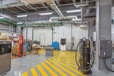 Moskova, Rusya - 9 Eylül 2020: Programlanabilir 3D baskı için özel profesyonel ekipman. SIU Sistem Fabrikasının Endüstriyel Atölyesi