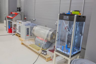 Moskova, Rusya - 9 Eylül 2020: Programlanabilir 3D baskı için özel profesyonel ekipman. SIU Sistem Fabrikasının Endüstriyel Atölyesi