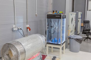 Moskova, Rusya - 9 Eylül 2020: Programlanabilir 3D baskı için özel profesyonel ekipman. SIU Sistem Fabrikasının Endüstriyel Atölyesi