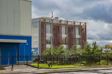 Endüstriyel veya depo kullanımı için panel binası dramatik bir gökyüzünün arka planına karşı