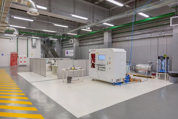 Moskova, Rusya - 9 Eylül 2020: Programlanabilir 3D baskı için özel profesyonel ekipman. SIU Sistem Fabrikasının Endüstriyel Atölyesi