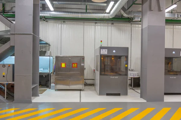 Moskova, Rusya - 9 Eylül 2020: Programlanabilir 3D baskı için özel profesyonel ekipman. SIU Sistem Fabrikasının Endüstriyel Atölyesi