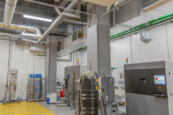 Moskova, Rusya - 9 Eylül 2020: Programlanabilir 3D baskı için özel profesyonel ekipman. SIU Sistem Fabrikasının Endüstriyel Atölyesi