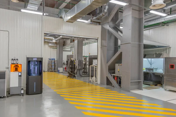 Moskova, Rusya - 9 Eylül 2020: Programlanabilir 3D baskı için özel profesyonel ekipman. SIU Sistem Fabrikasının Endüstriyel Atölyesi