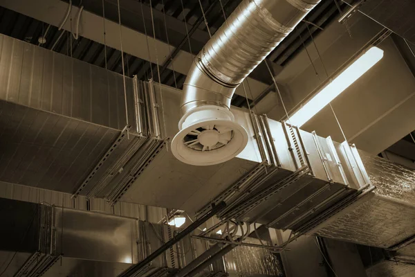 Fabrikanın Endüstriyel Tesislerindeki Hava Sirkülasyon Sisteminin Bir Parçası — Stok fotoğraf