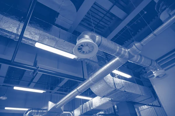 Fabrikanın Endüstriyel Tesislerindeki Hava Sirkülasyon Sisteminin Bir Parçası — Stok fotoğraf