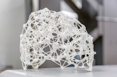 Moskova, Rusya - 9 Eylül 2020: profesyonel bir 3D yazıcının ürünü. SIU Sistem Fabrikasının Endüstriyel Atölyesi