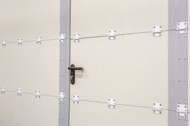 Bir sanayi deposunda güçlendirilmiş çelik kapı.