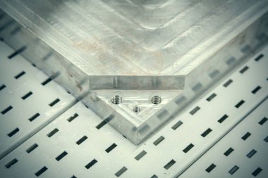 Bağlamak için başlıklı delikleri olan büyük bir çelik koğuşun parçası.