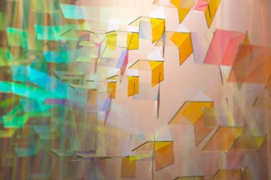 Plastikten yapılmış, organik camlı kaotik bir desenin ses metrik soyut yüzeyi