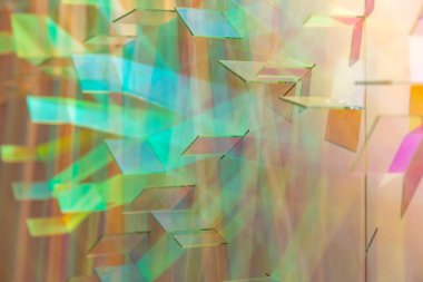 Plastikten yapılmış, organik camlı kaotik bir desenin ses metrik soyut yüzeyi