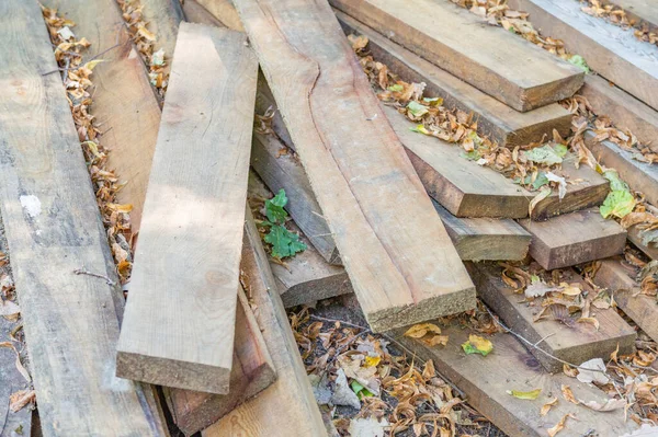 Haufen Von Langen Holzbrettern Für Den Bau Und Die Verbesserung — Stockfoto