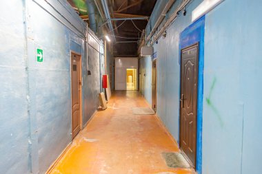 Modern endüstriyel üretim bölgesinde uzun ofis koridoru