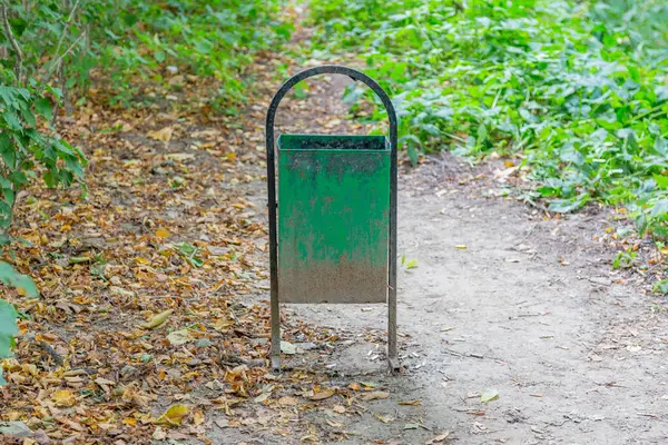 Malý Odpadkový Koš Veřejném Městském Parku — Stock fotografie