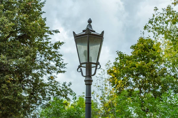 Vintage Fekete Vas Lámpa Egy Nyilvános Parkban — Stock Fotó