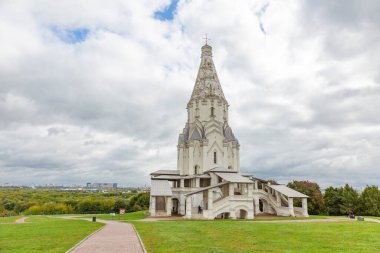 Moskova, Rusya - 19 Eylül 2020: Tarihi Kolomenskoe müzesinin mimari topluluğunun bir parçası. 17. yüzyıl mimarisi ve bahçe düzenlemesinin güzel bir örneği.