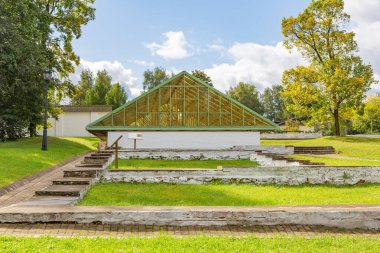 Cam duvarlı sera ve gün boyunca egzotik bitkiler yetiştirmek için panoramik pencereler.