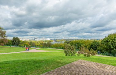 Moskova, Rusya - 19 Eylül 2020: Bulutlu bir günde Kolomenskoye parkından şehir manzarası