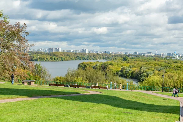 Moskova, Rusya - 19 Eylül 2020: Bulutlu bir günde Kolomenskoye parkından şehir manzarası