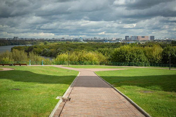 Moskova, Rusya - 19 Eylül 2020: Bulutlu bir günde Kolomenskoye parkından şehir manzarası