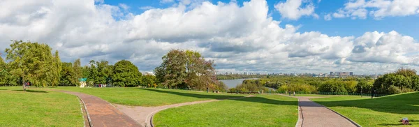 Moskova, Rusya - 19 Eylül 2020: Bulutlu bir günde Kolomenskoye parkından şehir manzarası