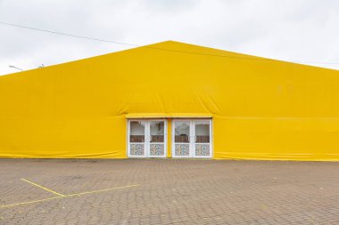 Büyük prefabrik sarı branda ticari geçici bina